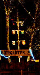 Abseits Biergarten und Maibaum